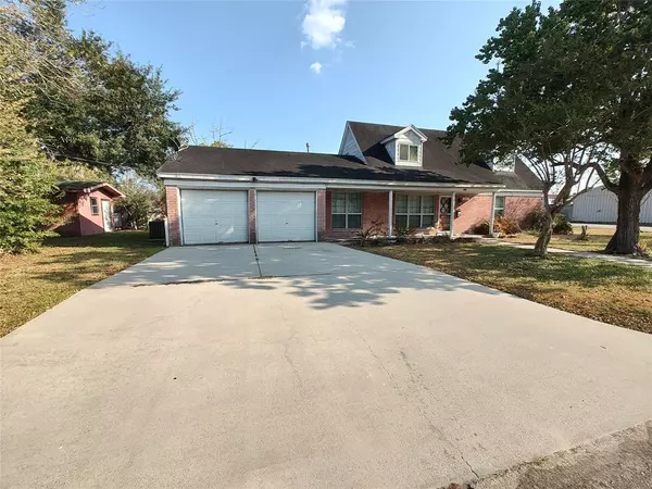 602 E F ST, La Porte, TX 77571