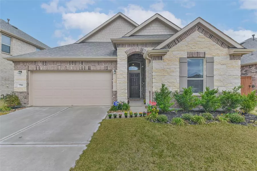 7706 Royal Oasis LN, Cypress, TX 77433