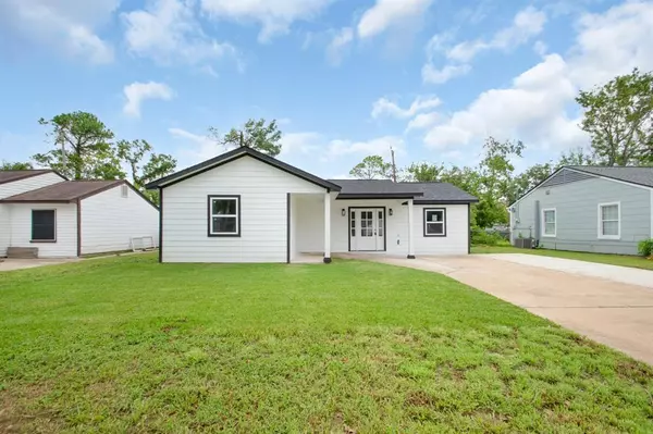 203 Huisache ST, Lake Jackson, TX 77566