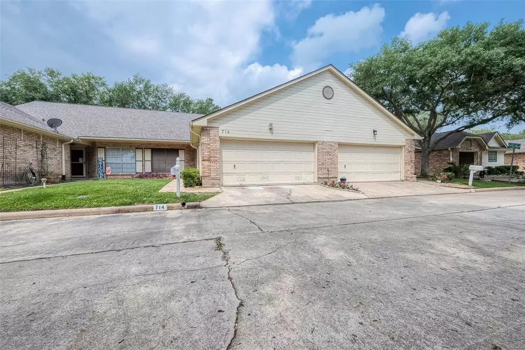 Pearland, TX 77584,714 E Country Grove CIR