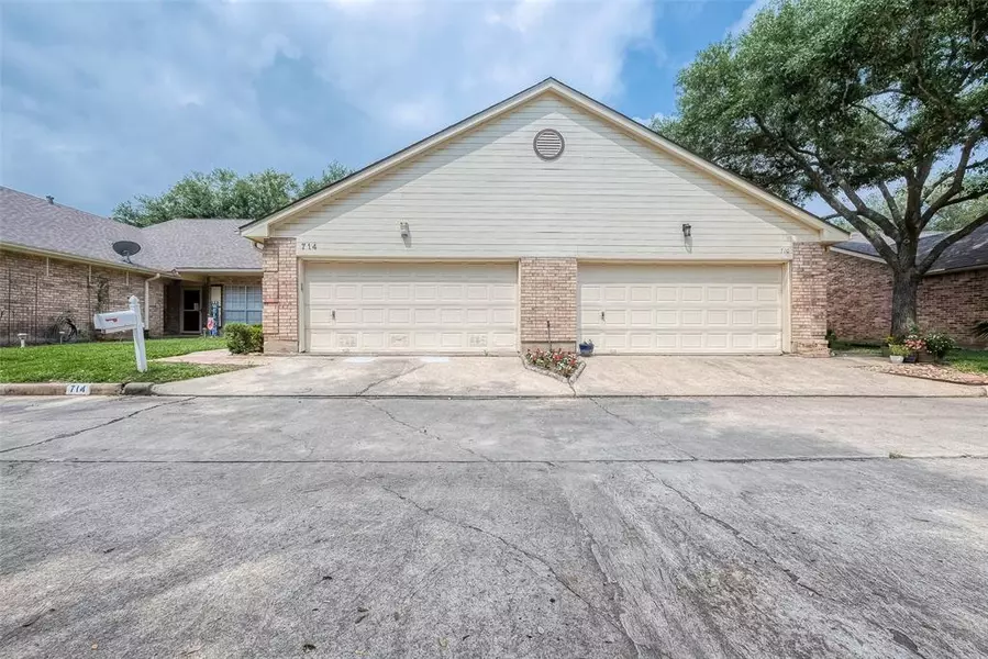 714 E Country Grove CIR, Pearland, TX 77584