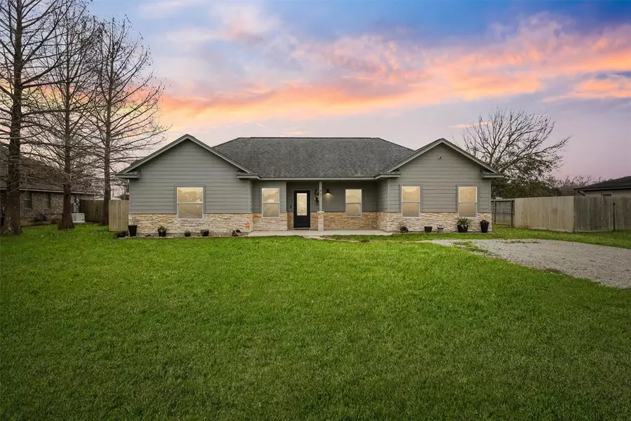 902 Wilham ST, Anahuac, TX 77514