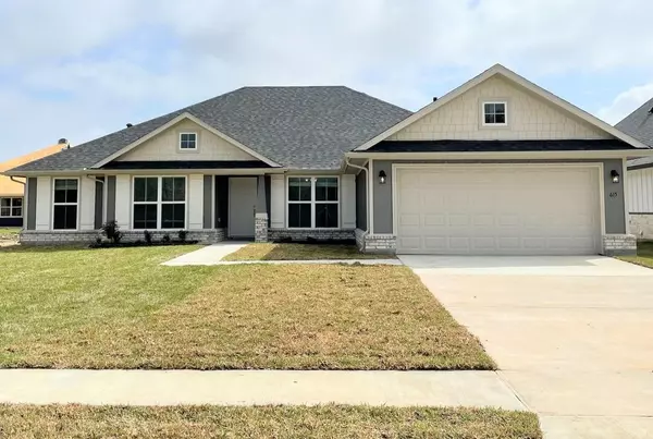 615 Greystone LN, Angleton, TX 77515