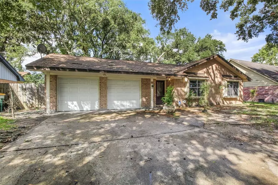 10 Chimney Corners DR, La Marque, TX 77568