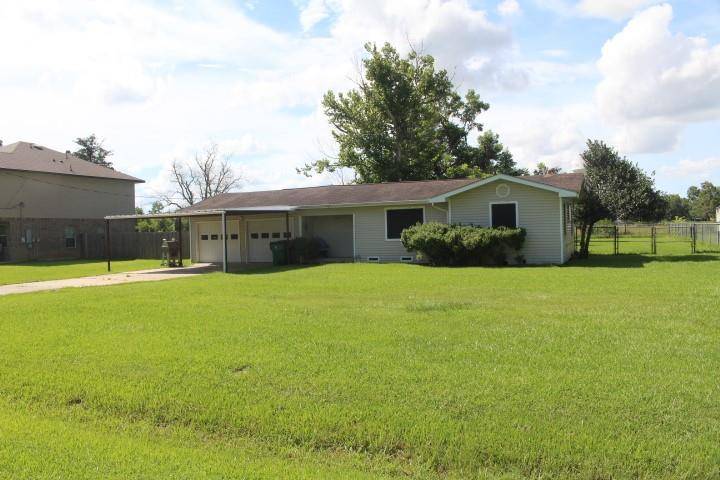 1117 Hoelewyn DR, Angleton, TX 77515