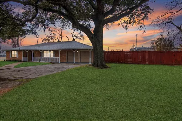 Highlands, TX 77562,400 W Oak ST