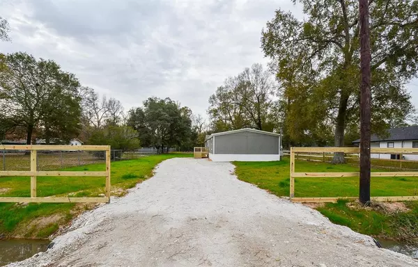 176 County Road 328 S, Cleveland, TX 77327