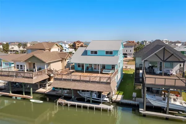 1815 Tiki DR, Tiki Island, TX 77554