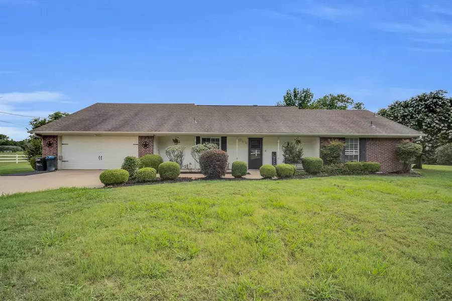 1052 S Lowrance RD, Red Oak, TX 75154