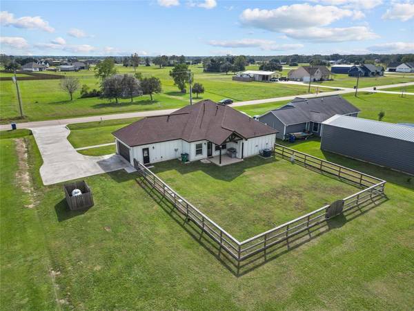 908 Longhorn TRL, Angleton, TX 77515