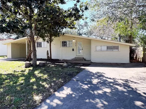 216 Camellia ST, Lake Jackson, TX 77566