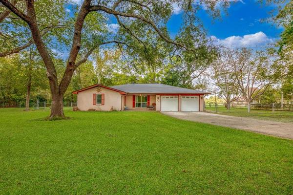 511 Barbers Hill RD, Highlands, TX 77562