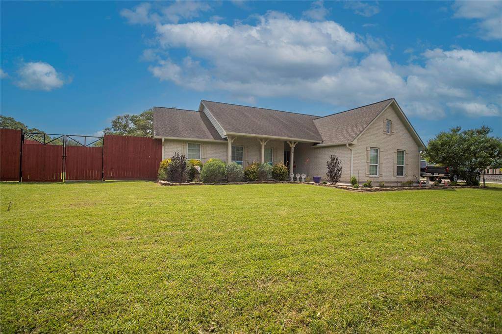 210 S Wharton ST, Louise, TX 77455