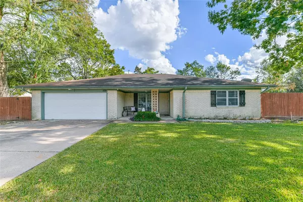 109 E Shadowbend AVE, Friendswood, TX 77546