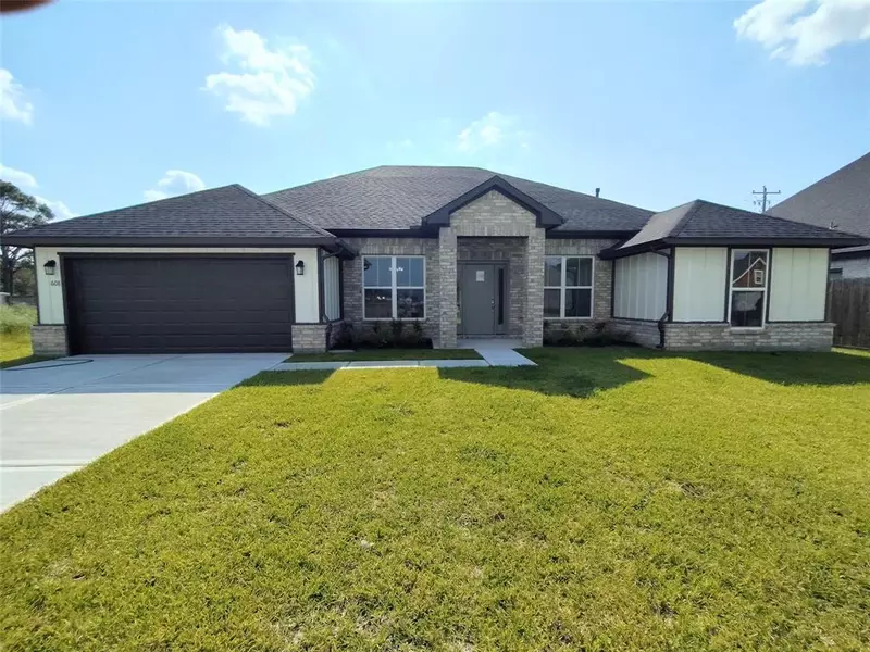 608 Greystone LN, Angleton, TX 77515