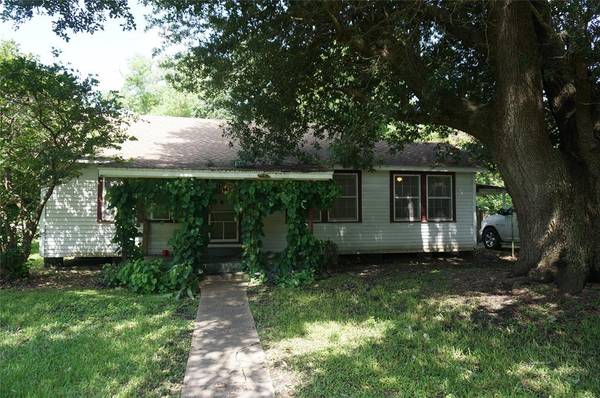 1201 N Valderas ST, Angleton, TX 77515