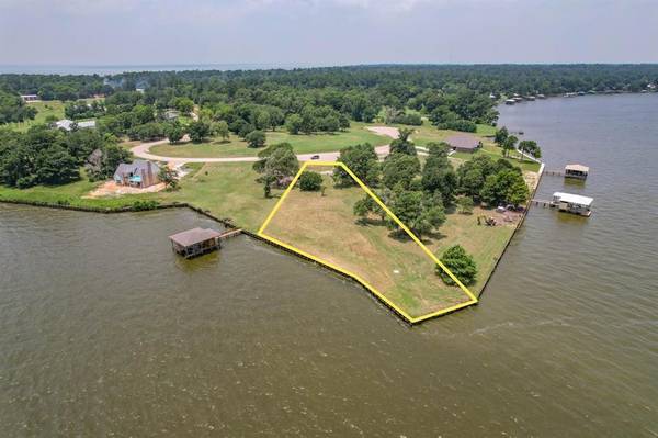 8 Autumn Shores DR, Onalaska, TX 77360