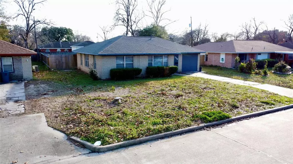 209 Chandler DR, Baytown, TX 77521