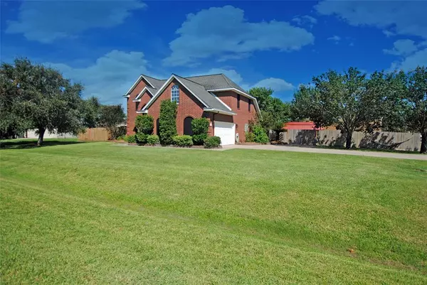 10323 Travis LN, Mont Belvieu, TX 77523