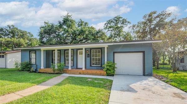 518 Azalea ST, Lake Jackson, TX 77566