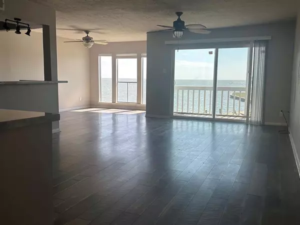 Tiki Island, TX 77554,500 Tiki Drive DR #210