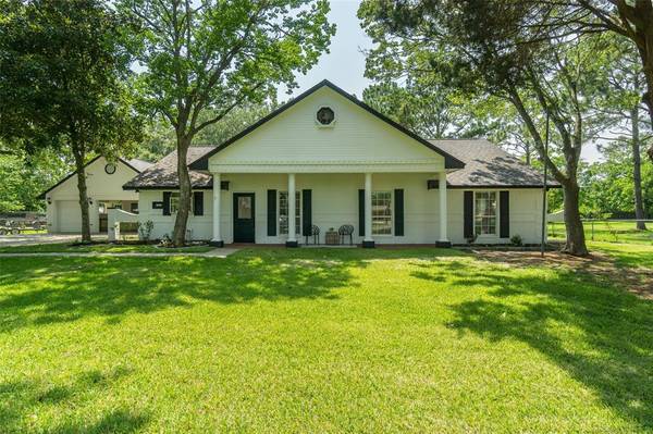 3256 E Meadow LN, Dickinson, TX 77539