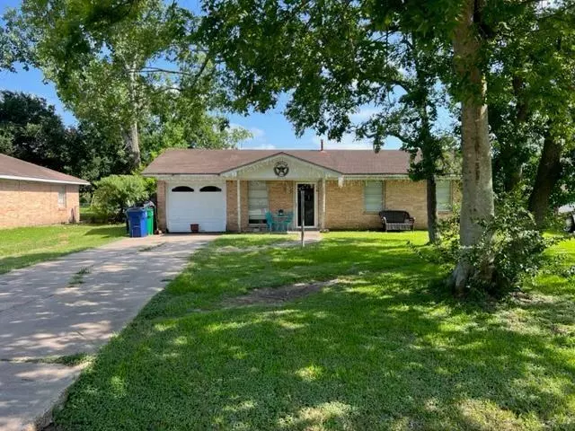 204 Sands ST, Angleton, TX 77515