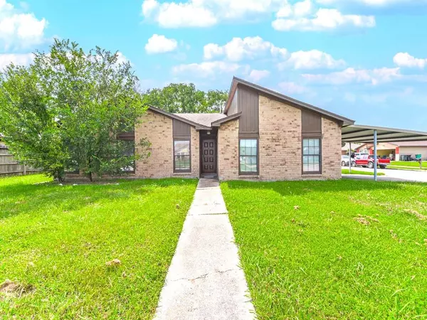 5126 Cinnamon LN, Baytown, TX 77521