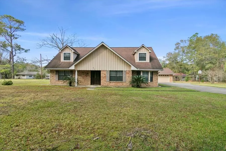 2918 Clark CIR, Orange, TX 77632