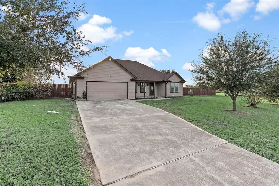 1713 Ashley LN, Sealy, TX 77474