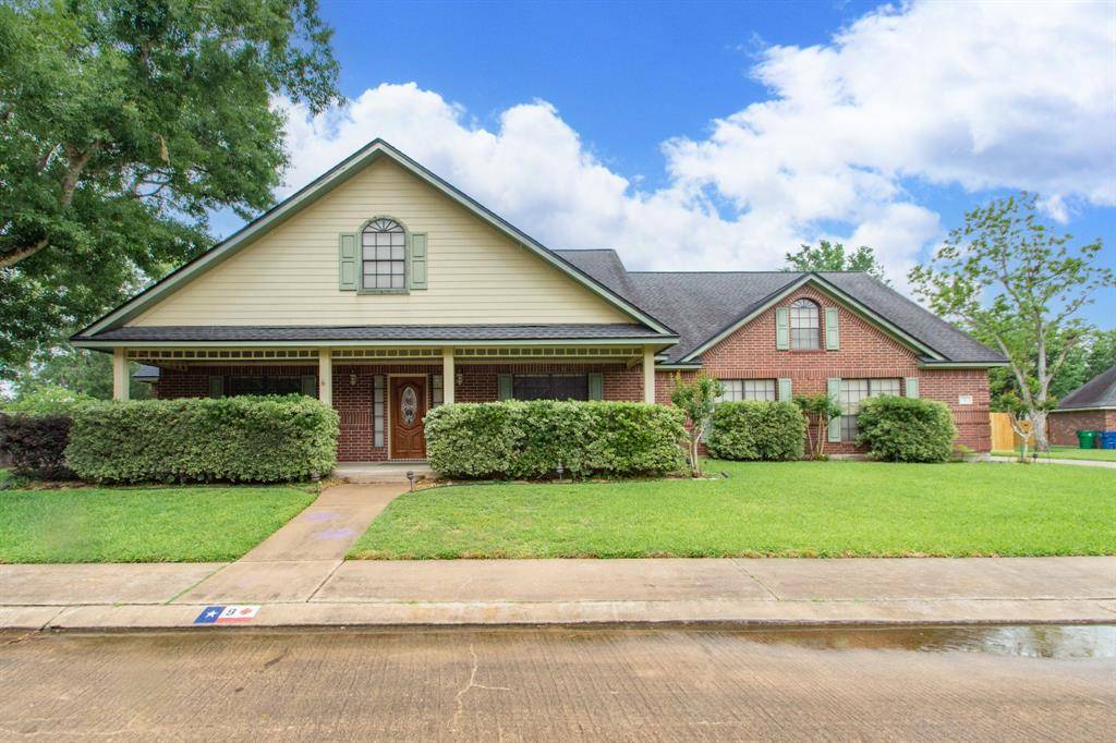 9 Cay CT, Angleton, TX 77515