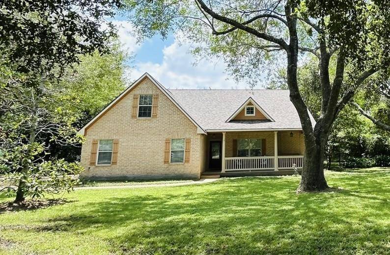 408 Standing Oaks LN, Sealy, TX 77474