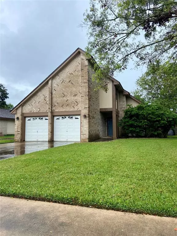 55 N Bachelor Button ST, Lake Jackson, TX 77566