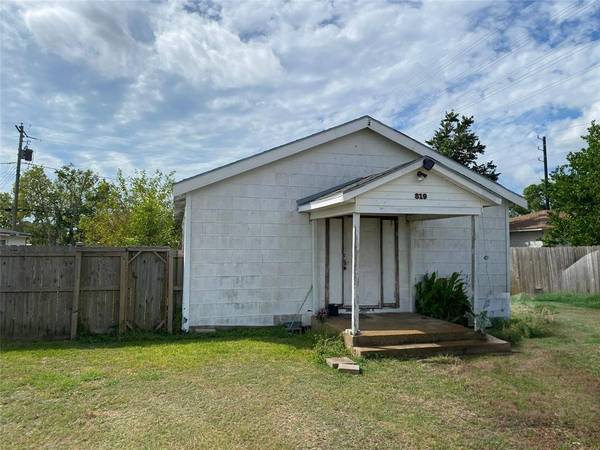 819 N Avenue D, Freeport, TX 77541