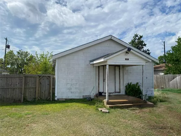 819 N Avenue D,  Freeport,  TX 77541