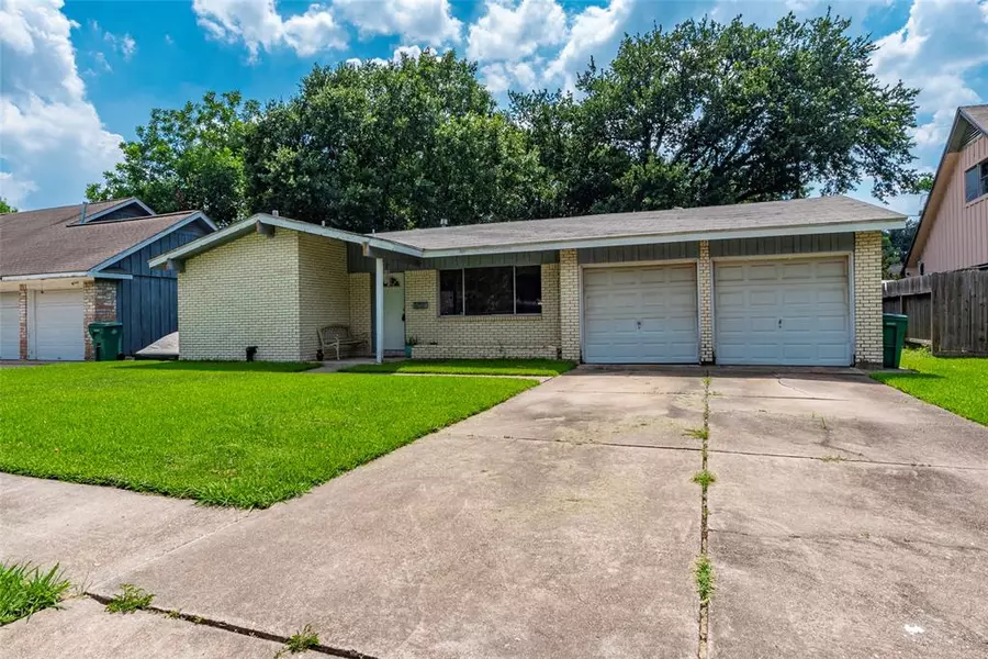 2906 Raspberry LN, Pasadena, TX 77502