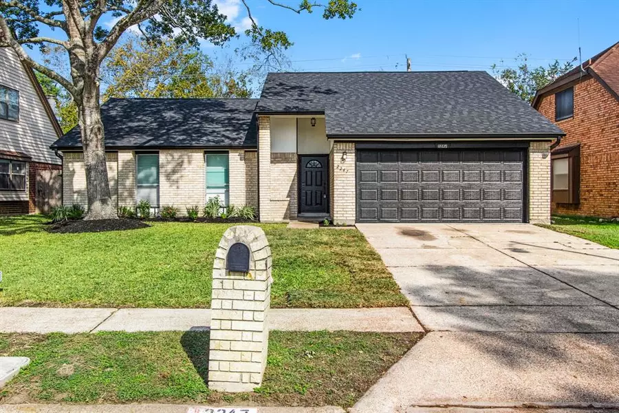 2247 Pilgrims Point DR, Friendswood, TX 77546