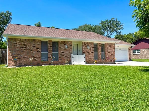 2109 Hedgerose LN, Bay City, TX 77414