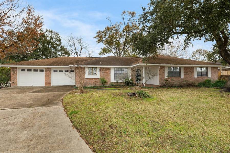 801 Friars LN, Baytown, TX 77521