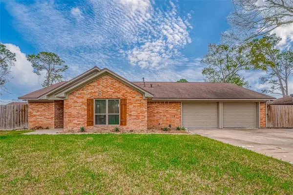 4 Pine View DR, Angleton, TX 77515