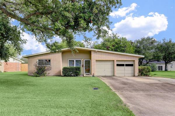 205 Post Oak LN, Texas City, TX 77591