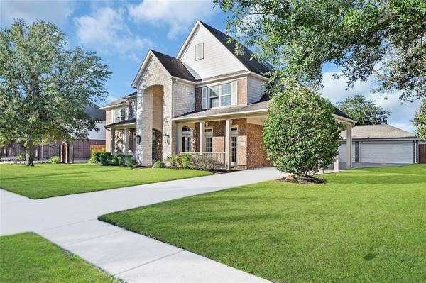 2002 Sandy Lake DR,  Friendswood,  TX 77546