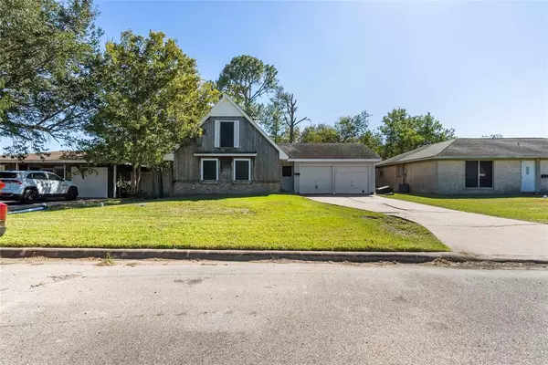 913 Temple DR, Hitchcock, TX 77563