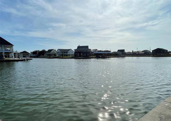 1283 Lagoon DR, Crystal Beach, TX 77650