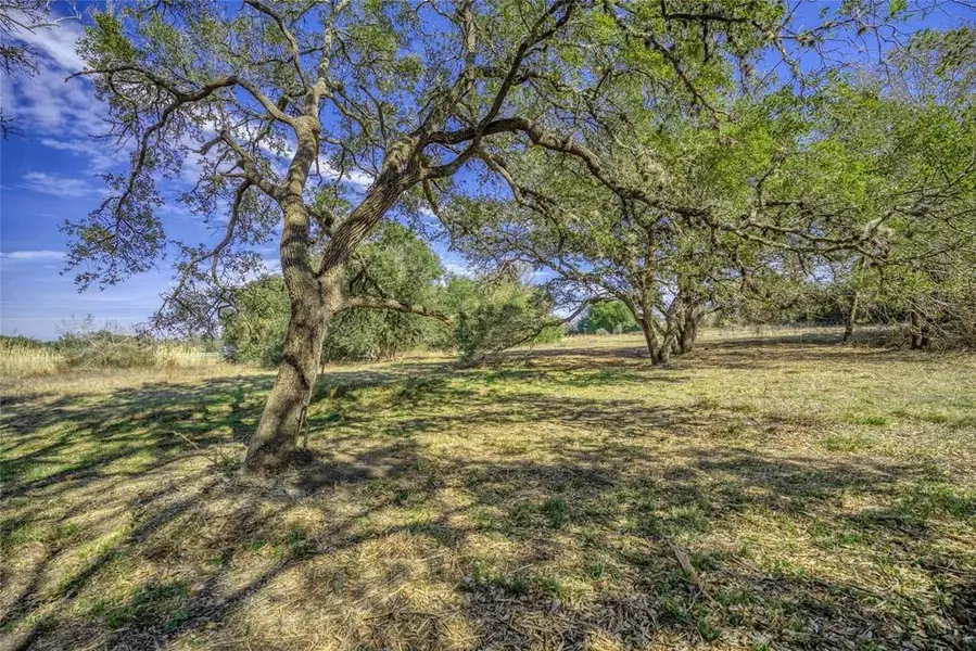 1A Hoppers LN, Brenham, TX 77833