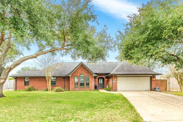 58 Greenvale CT, Lake Jackson, TX 77566