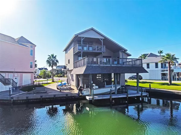 214 Easterly DR, Tiki Island, TX 77554