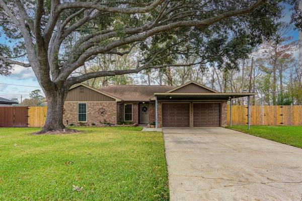 306 Hackberry DR, Highlands, TX 77562