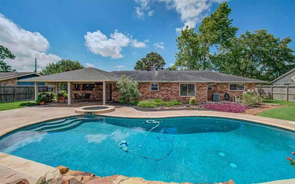 3517 Bridgette LN, Mont Belvieu, TX 77523