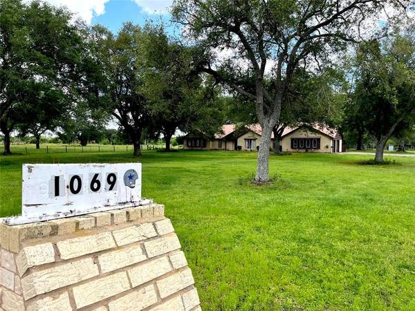 1069 Clipsons RD, Eagle Lake, TX 77434